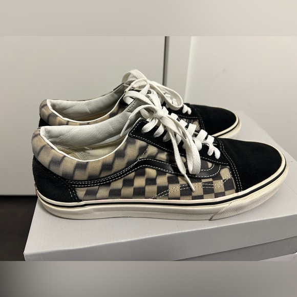 It’s a a vans shoes. Size US 10.5. Good condition - Picture 3 of 4